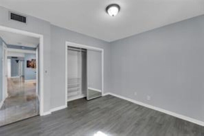 Foto del edificio - 2151 NE 68th St