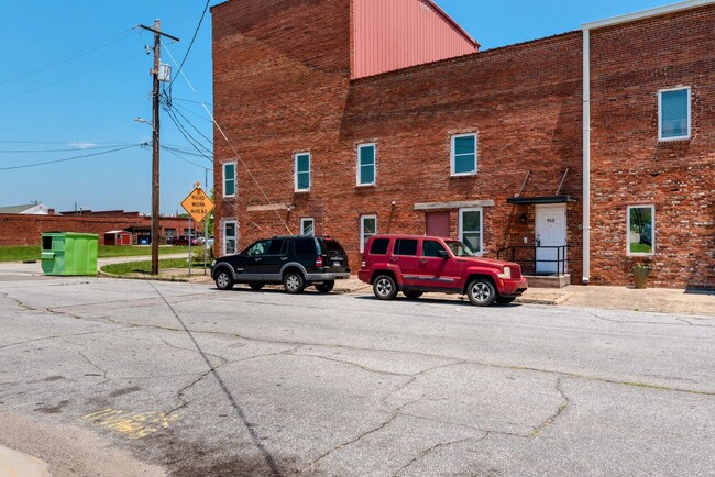 Building Photo - MOVE IN SPECIAL 1/2 OFF Your 2nd Months Rent!  - 2 bed/2 bath unit in Downtown Augusta, with wash...