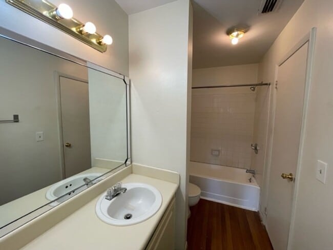 Foto del edificio - Large 1 bedroom Condo on Second Floor Over...