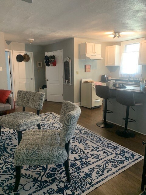 Foto del edificio - 6638 Broadmoor Rd