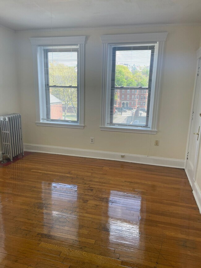 Building Photo - 352 Riverway