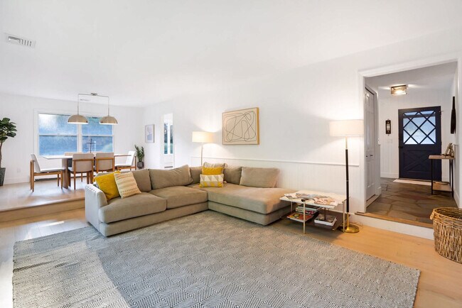 Foto del edificio - 450 Eastward Ct