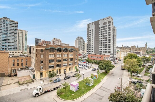 Building Photo - 145 York St