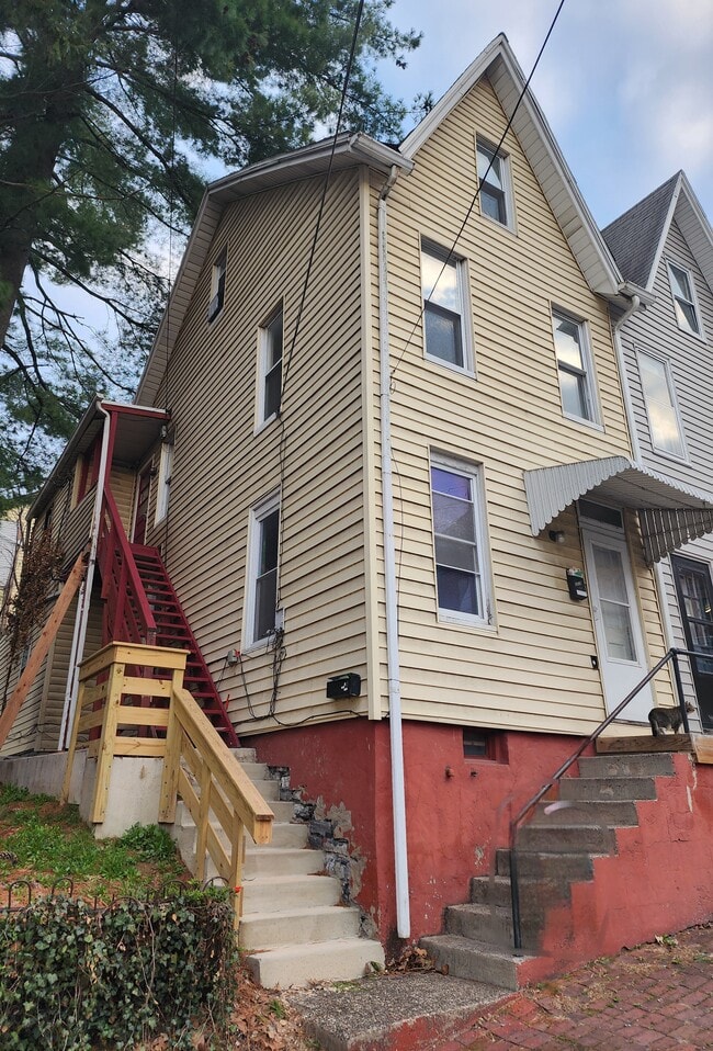 Building Photo - 117 Walnut St