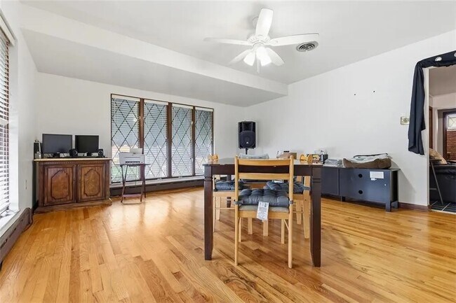 Foto del edificio - 100 S 12th St