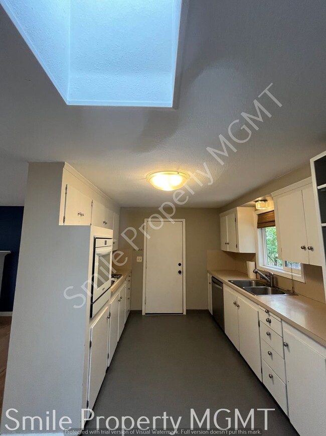 Building Photo - single house