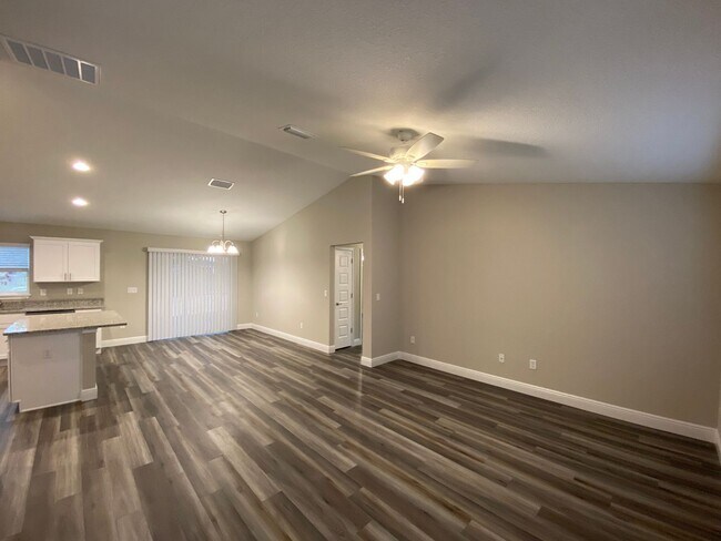 Building Photo - Custom Home - Desirable SE Ocala Neighborh...