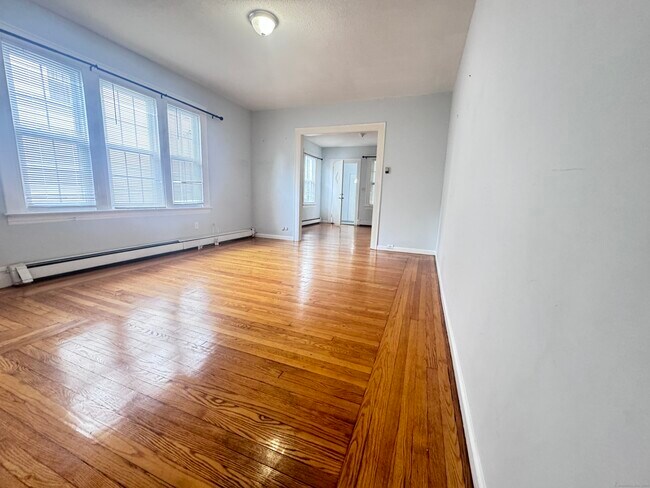 Foto del edificio - 26 Bradley Ave