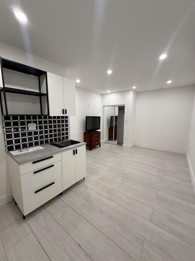 Foto del edificio - 1140 N Douglas Rd