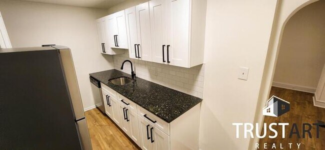 Foto del edificio - 2 bedroom house in Belmont