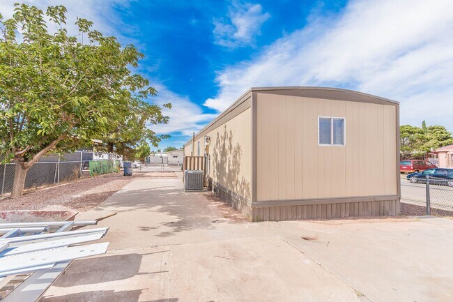 Foto del edificio - Incredible 3 bedroom, 1 1/2 bath mobile ho...