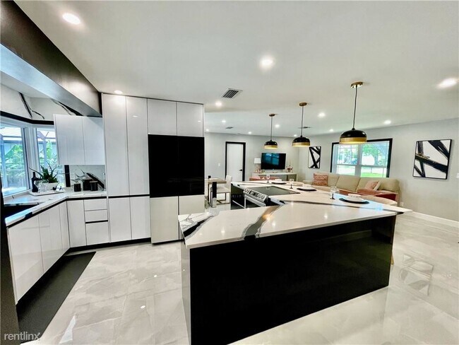 Foto del edificio - 4 br, 2 bath House - 1071 NW 8th St