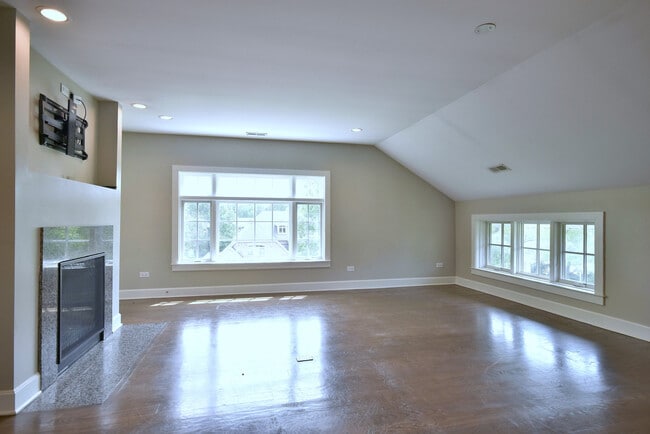 Building Photo - 296 N Maple Ave