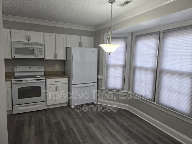 Building Photo - 674 Lord Dunmore Dr