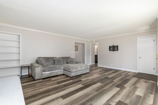 Foto del edificio - 5 bedroom 2 bath rental