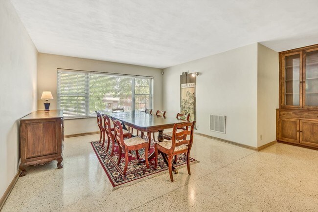 Foto del edificio - 3303 Watson Rd