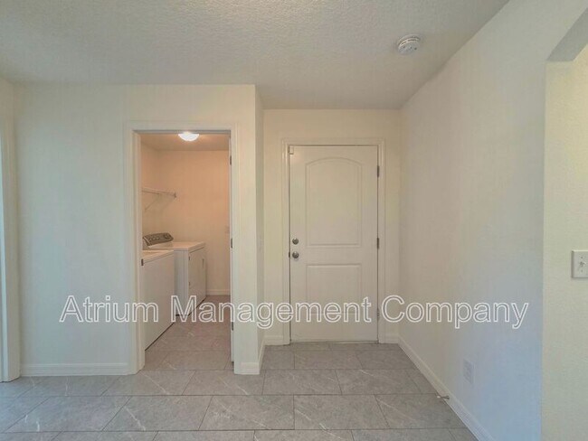Building Photo - 5558 Maggiore Blvd