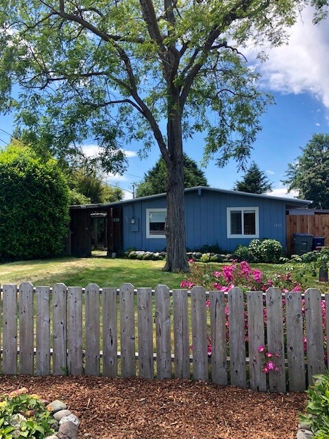 House set back from the street - 1225 Spear Ave