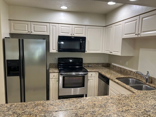 Building Photo - spacious townhouse.2 Bedrooms with 2-1/2 bathrooms