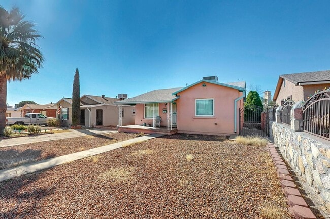 Building Photo - Charming 3 bedroom, 2 bath home in Central El Paso! Special No admin fee, $29 application fee!