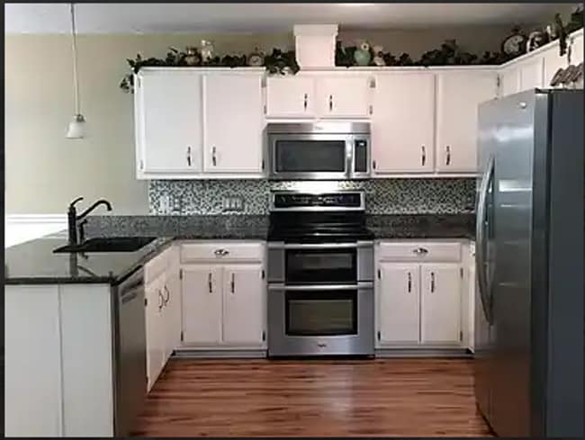 Building Photo - Charming 3 Bed, 2 Bath Home with New Floor...