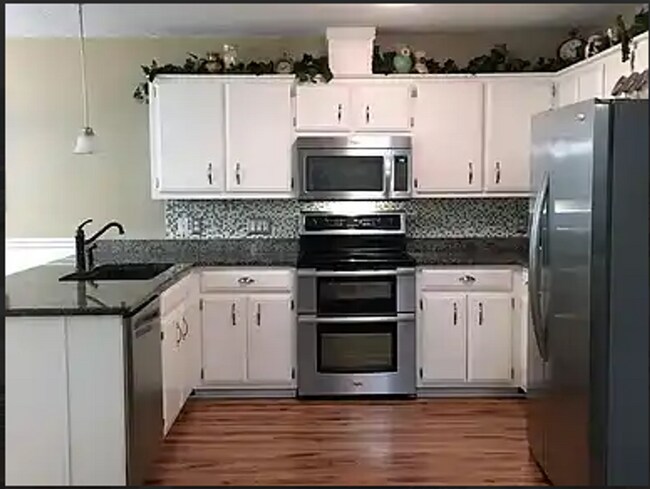 Foto del edificio - Charming 3 Bed, 2 Bath Home with New Floor...