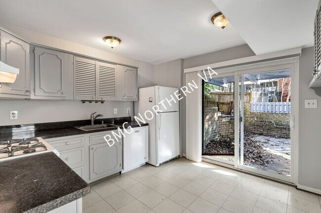 Foto del edificio - 5207 Gainsborough Dr