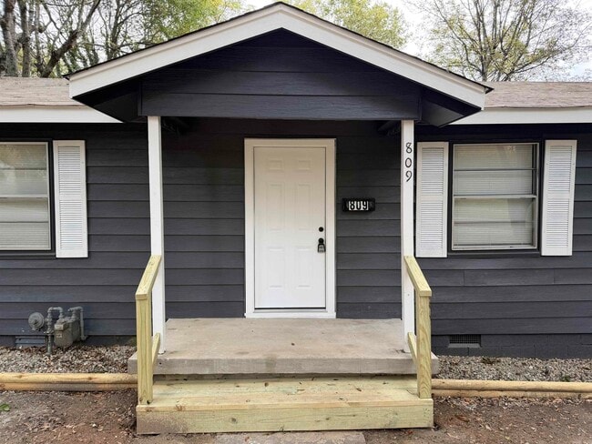 Building Photo - 809 Palmer Ave