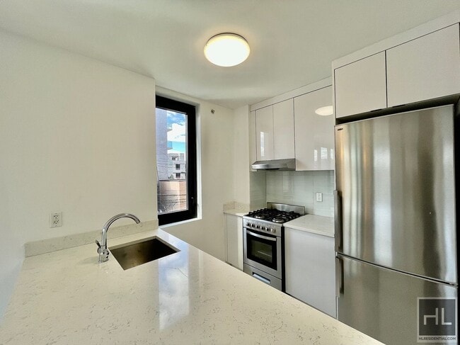 Building Photo - Stunning rent stabilized 1 bedroom with private balcony, onsite laundry, gym & roof deck