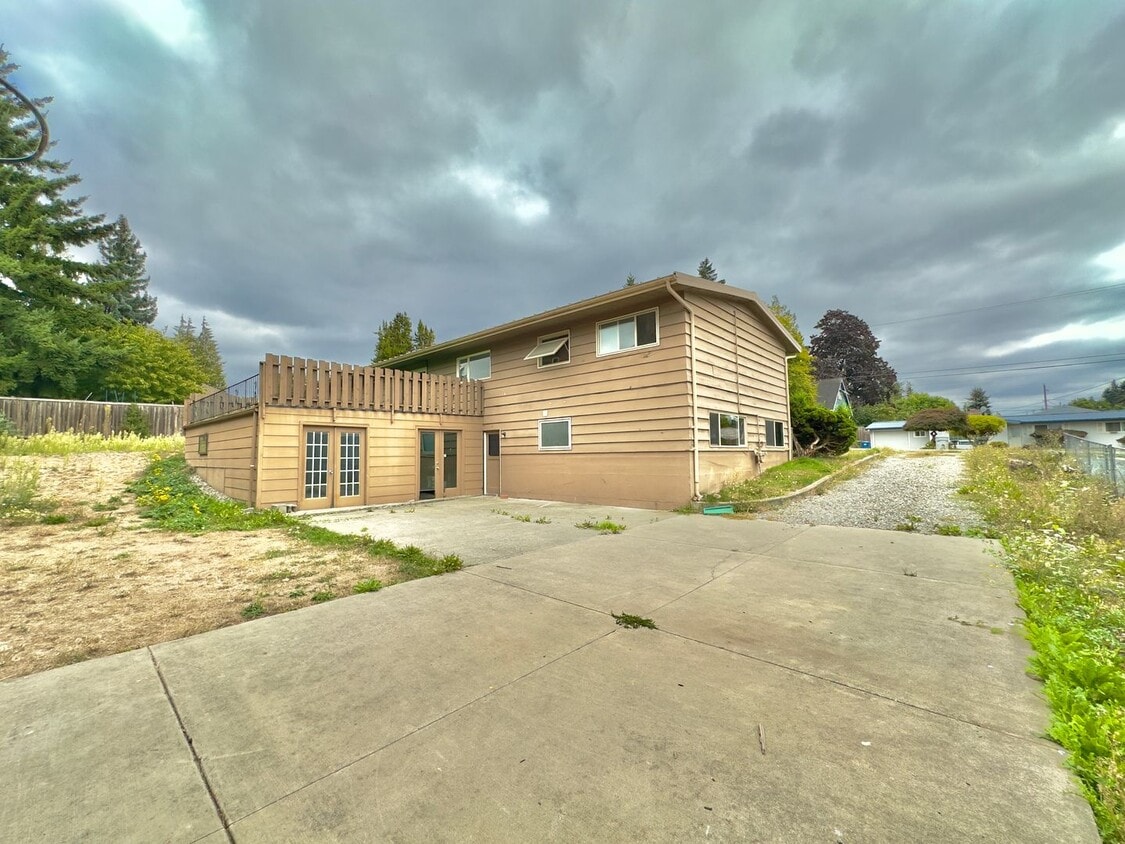 Primary Photo - 2,510 Sq Ft | 5 Bedroom · 3 Bathroom – W/D...