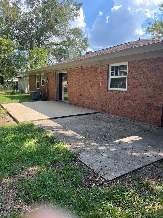 Building Photo - 804 Meadowbrook St