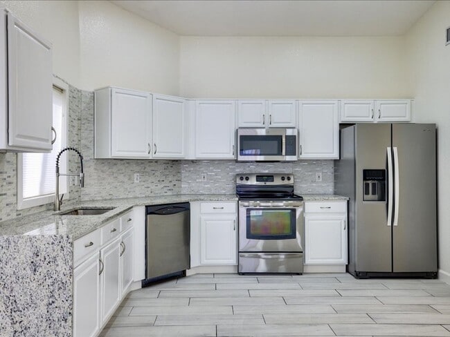 Building Photo - $500 OFF FIRST FULL MONTHS RENT!