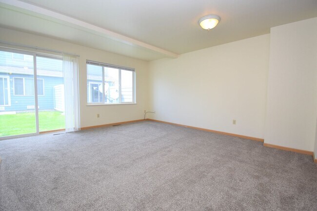 Building Photo - Townhouse style 2bed 1.5bath with attached...