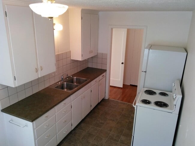 Building Photo - (837) 27th Street Apartments - 1 Bedroom /...