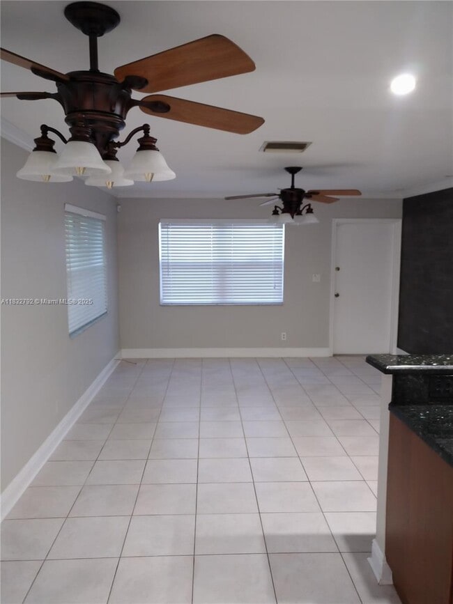 Building Photo - 3856 S Circle Dr