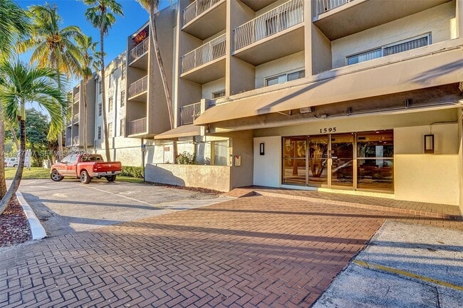 Foto del edificio - 1595 NE 135th St