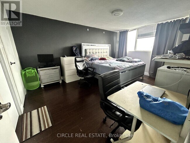 Building Photo - 3695-3695 Kaneff Crescent