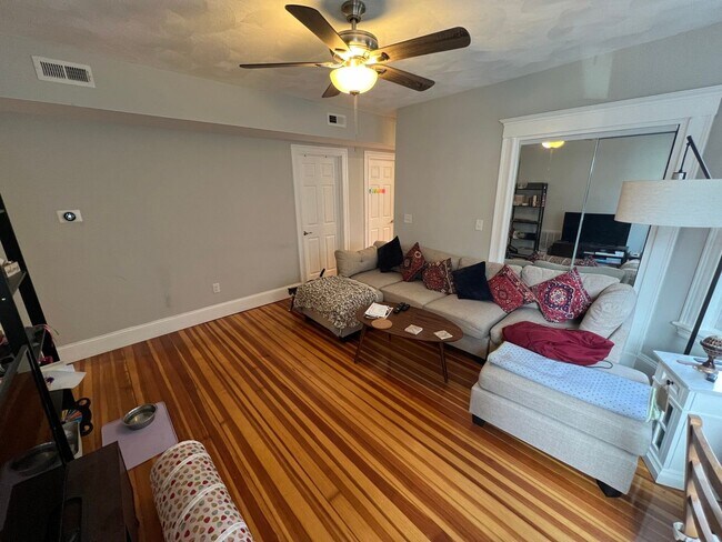 Foto del edificio - AMAZING 4 BED 2 BATH UNIT!!!!