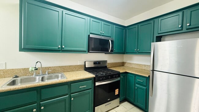 Building Photo - 4760 1/2 Lexington Ave