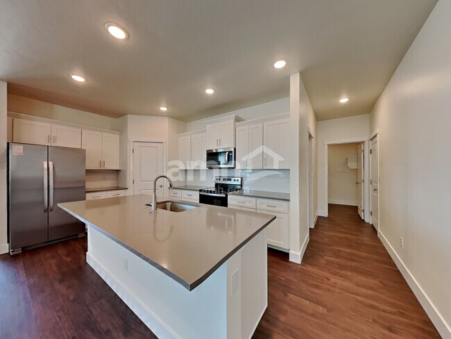 Building Photo - 1437 N Alderleaf Ave