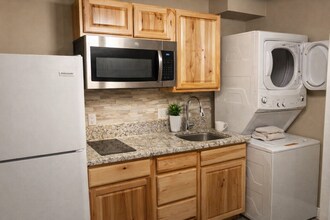 Building Photo - 1024 Shadow Point Dr