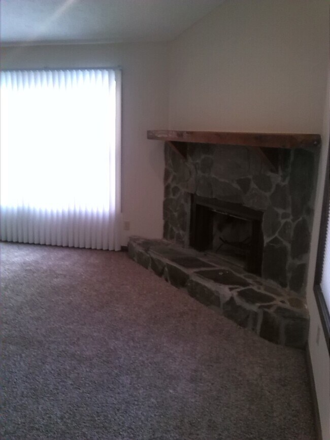 Building Photo - 2 Bedroom and 2 Bathroom Top Floor Unit! F...
