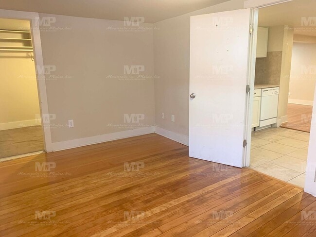 Foto del edificio - 645 1/2 S Loomis Ave