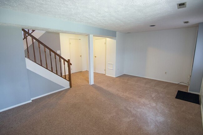 Building Photo - Commuters dream. Beautiful 3 BR 2 FB, 2 HB townhome