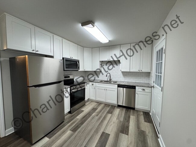 Building Photo - 3 bedroom home in Charlotte!