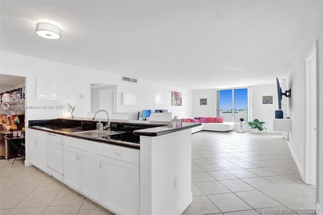 Building Photo - 10350 W Bay Harbor Dr