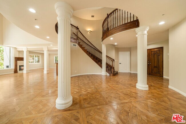 Building Photo - 1109 Pine Dr