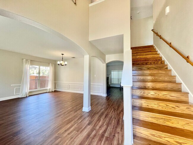 Building Photo - "Chic Elegance in an Amazing Location: 4BR...