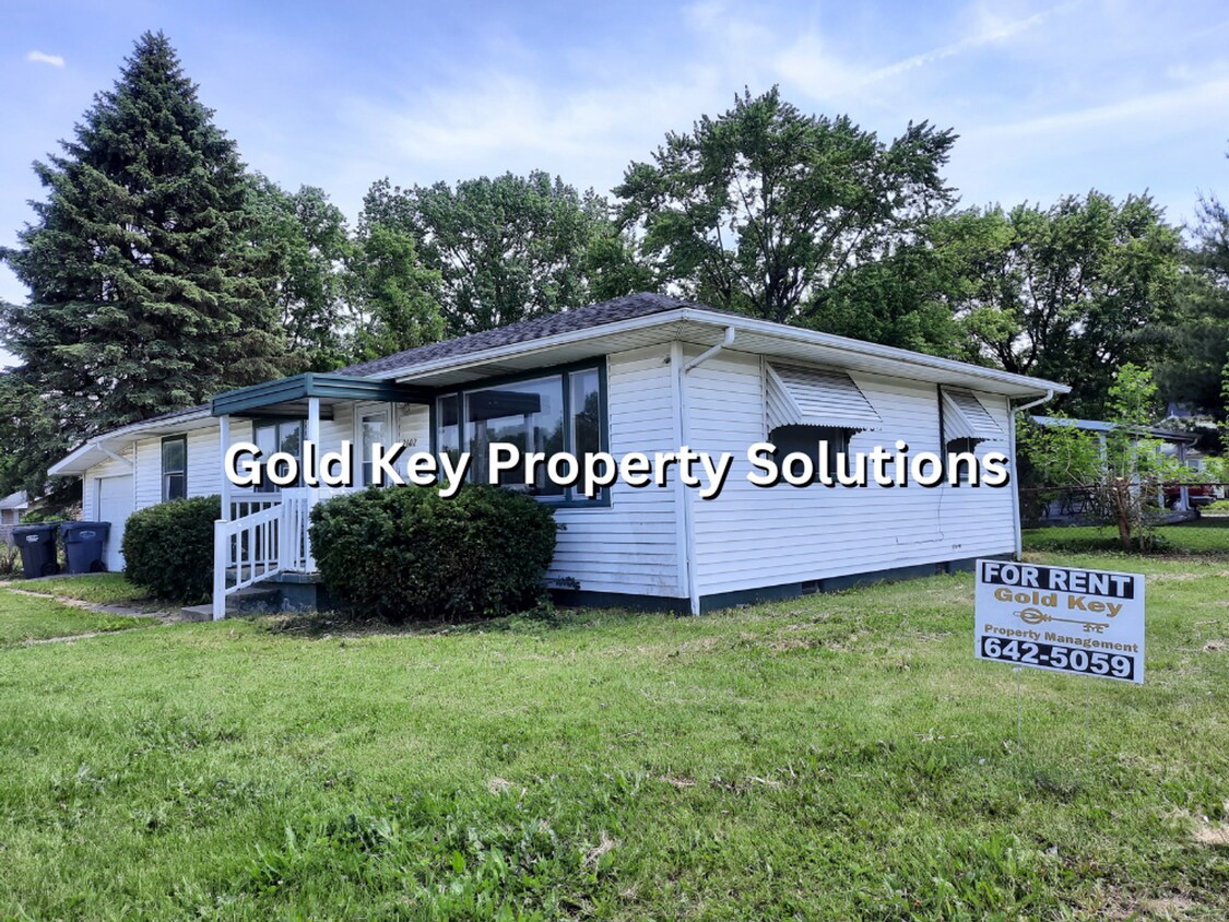 Foto principal - COMING SOON! 3 BR 1 BA House with Garage a...