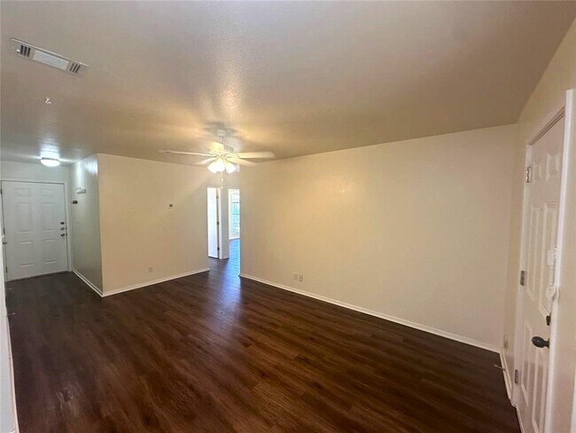 Foto del edificio - 8510 Woodstone Dr